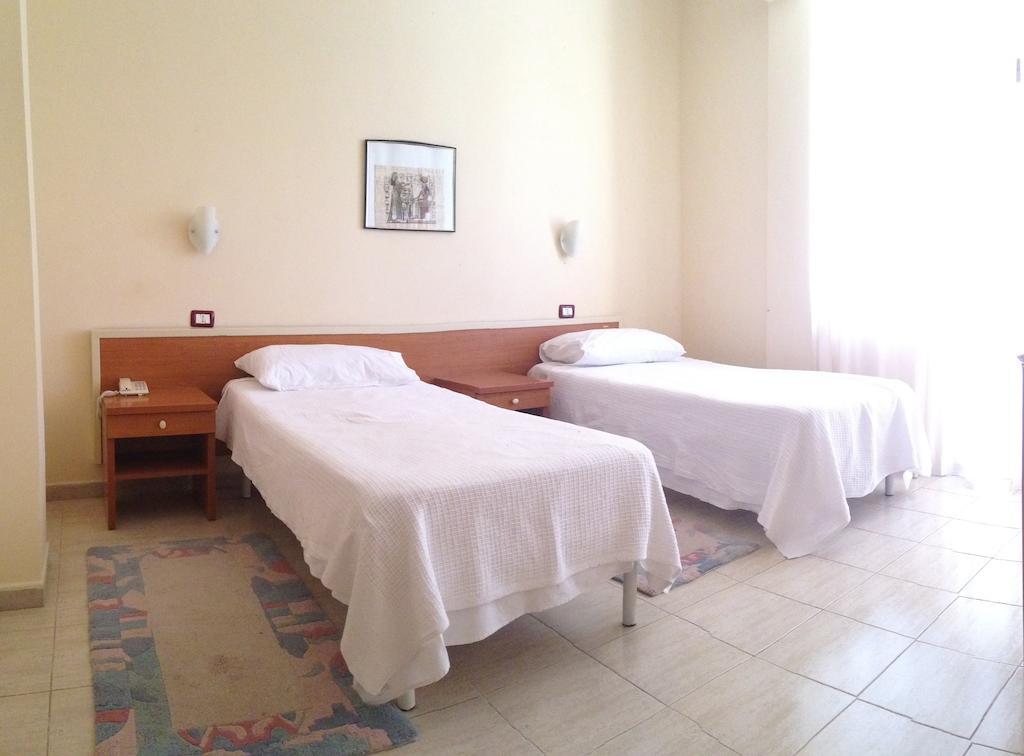 Akropoli Hotel Kryemëdhej Quarto foto